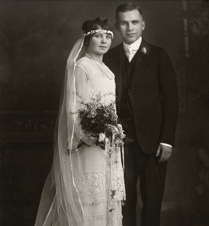 https://vintagehairstyling.b-cdn.net/wp-content/uploads/1920s-bride-bandeau-cathedral-length-wedding-veil-02.jpg