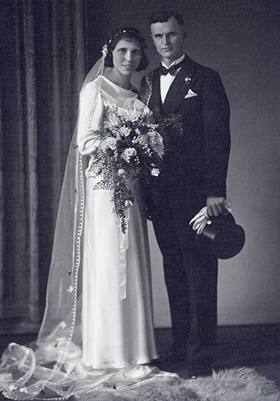 No Label Ivory Lace and Mesh Headband Style Wedding Veil Circa 1920s