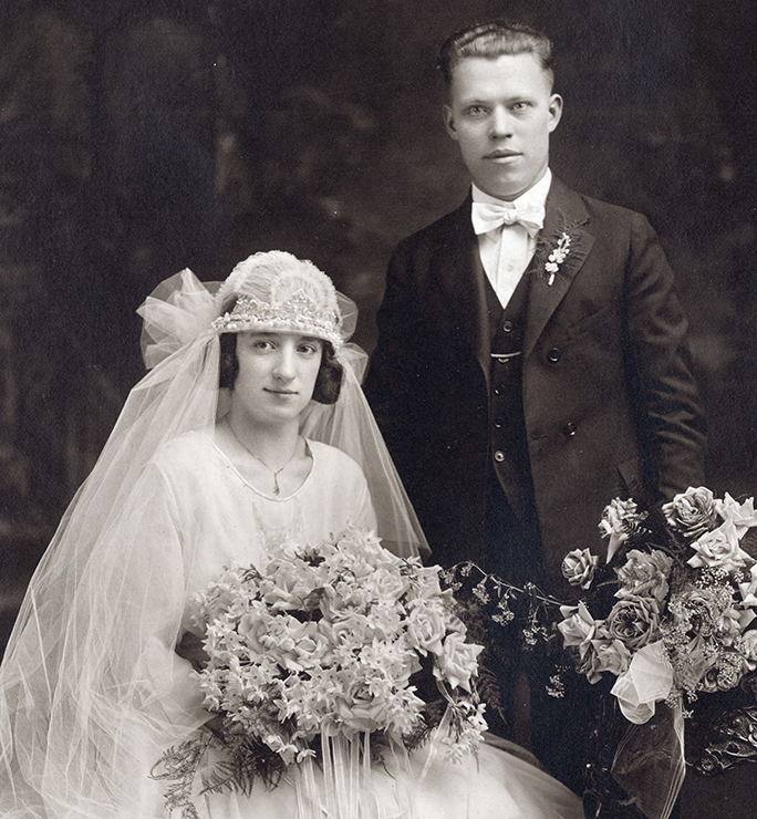 https://vintagehairstyling.b-cdn.net/wp-content/uploads/1920s-bride-cloche-cap-wedding-veil.jpg