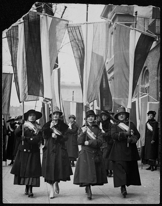 women in 1910s protesting for the suffragist right to vote